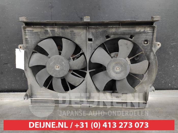 Cooling fan housing from a Toyota Avensis Wagon (T25/B1E) 2.0 16V VVT-i D4 2005