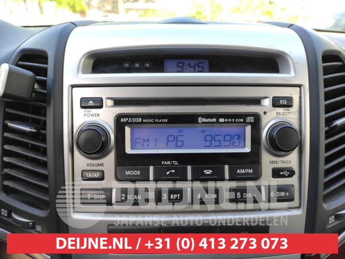 Radio from a Hyundai Santa Fe II (CM) 2.2 CRDi 16V 4x2 2008