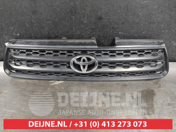 Używane Grill Toyota RAV4 (A2) 2.0 16V VVT-i 4x4 Cena € 40,00 Procedura marży oferowane przez V.Deijne Jap.Auto-onderdelen BV