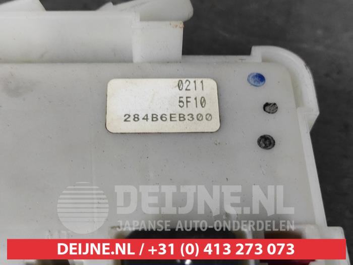 Fuse box Nissan Navara 2.5 dCi 16V 4x4 284B6EB300 NISSAN