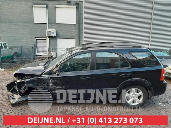 Usados Ventanilla triangular izquierda detrás Kia Sorento I (JC) 2.5 CRDi 16V VGT Precio € 35,00 Norma de margen ofrecido por V.Deijne Jap.Auto-onderdelen BV