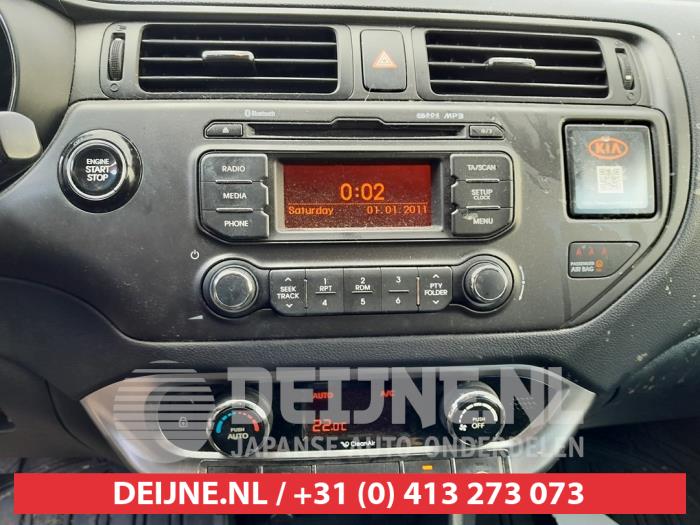 Radio from a Kia Rio III (UB) 1.2 CVVT 16V 2013