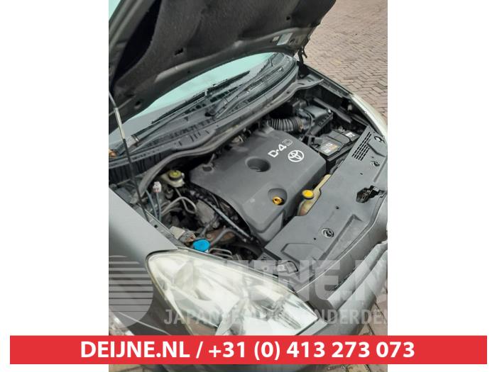 Engine from a Toyota Corolla Verso (R10/11) 2.2 D-4D 16V 2006