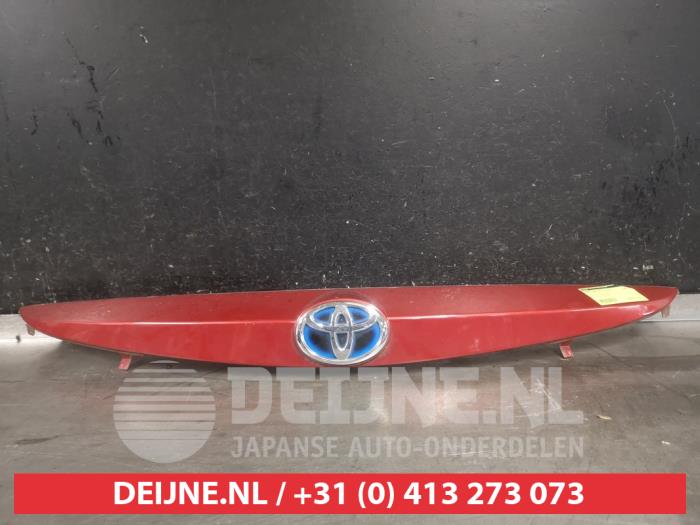 Tailgate handle from a Toyota Auris (E18) 1.8 16V Hybrid 2014