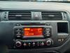Radio d'un Kia Rio III (UB), 2011 / 2017 1.2 CVVT 16V, Berline avec hayon arrière, Essence, 1.248cc, 62kW (84pk), FWD, G4LA, 2011-09 / 2017-12 2011