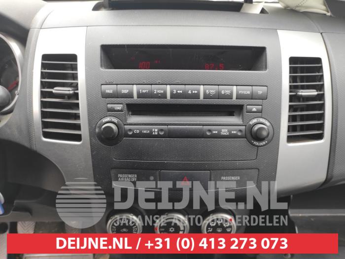 Radio from a Mitsubishi Outlander (CW) 2.0 DI-D 16V 4x2 2009