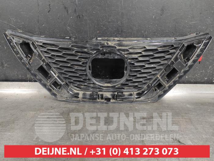 Używane Grill Nissan Qashqai (J11) 1.3 DIG-T 140 16V Cena € 50,00 Procedura marży oferowane przez V.Deijne Jap.Auto-onderdelen BV
