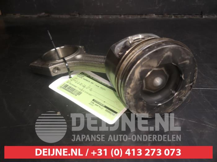 Piston from a Toyota Avensis Wagon (T27) 2.0 16V D-4D 2015