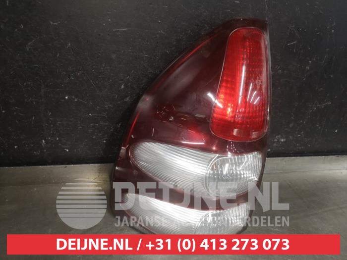 Taillight, left from a Toyota Land Cruiser (J12) 3.0 D-4D 16V 2004