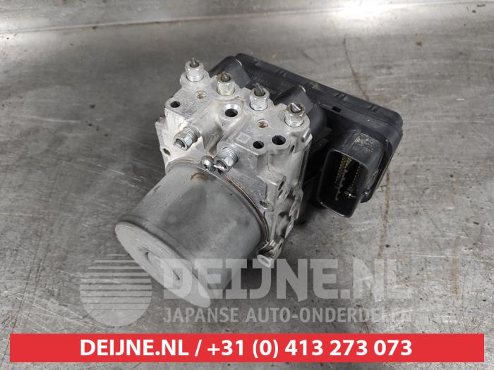 Używane Pompa ABS Toyota RAV4 (A3) 2.0 16V Valvematic 4x4 Cena € 100,00 Procedura marży oferowane przez V.Deijne Jap.Auto-onderdelen BV