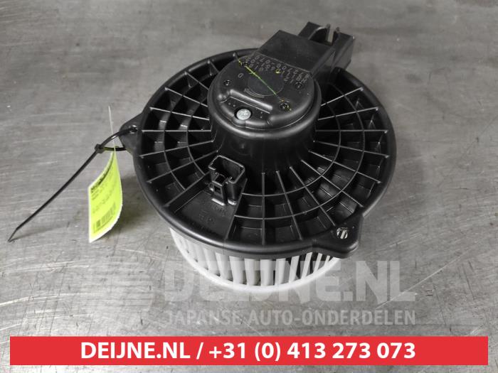 Heating and ventilation fan motor from a Mazda CX-5 (KE,GH) 2.2 SkyActiv-D 150 16V 2WD 2014