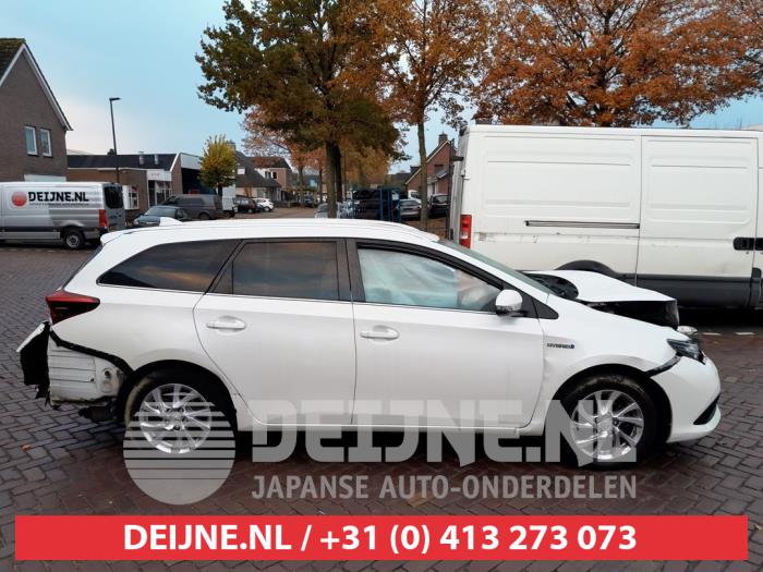Extra window 4-door, left from a Toyota Auris Touring Sports (E18) 1.8 16V Hybrid 2015