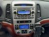Radio from a Hyundai Santa Fe II (CM), 2006 / 2012 2.2 CRDi 16V 4x4, SUV, Diesel, 2,188cc, 114kW (155pk), 4x4, D4EB, 2006-03 / 2009-12, SH81W 2007