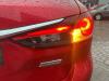 Reflector portón trasero derecha de un Mazda 6 SportBreak (GJ/GH/GL), 2012 2.2 SkyActiv-D 150 16V, Combi, Diesel, 2.191cc, 110kW (150pk), FWD, SHY1; SHY4; SHY8; SHY6, 2012-10 / 2020-12 2014