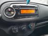 Radio van een Toyota Yaris III (P13), 2010 / 2020 1.0 12V VVT-i, Fließheck, Benzin, 998cc, 51kW (69pk), FWD, 1KRFE, 2010-12 / 2020-06, KSP13 2012