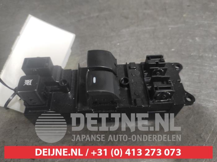 Usados Interruptor combinado de ventanillas Mitsubishi Space Star (A0) 1.0 12V Precio € 40,00 Norma de margen ofrecido por V.Deijne Jap.Auto-onderdelen BV
