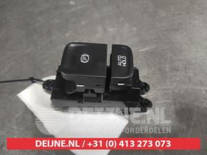 Usagé Commutateur frein à main Kia Proceed (CD) 1.4 T-GDI 16V Prix sur demande proposé par V.Deijne Jap.Auto-onderdelen BV