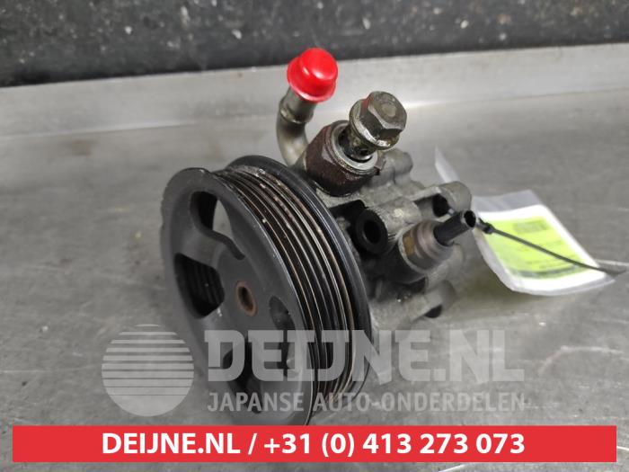 Usagé Pompe de direction Toyota Avensis Wagon (T25/B1E) 2.0 16V VVT-i D4 Prix € 50,00 Règlement à la marge proposé par V.Deijne Jap.Auto-onderdelen BV