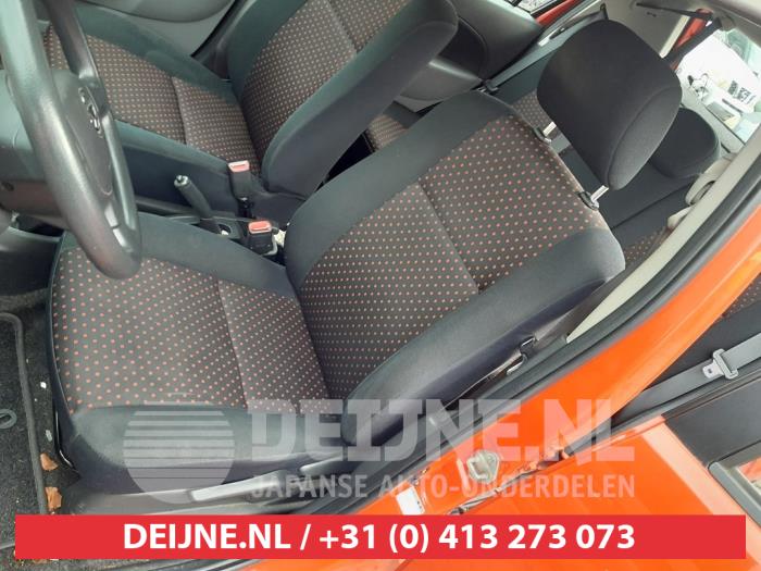 Fotel lewy z Daihatsu Sirion 2 (M3) 1.3 16V DVVT 2008