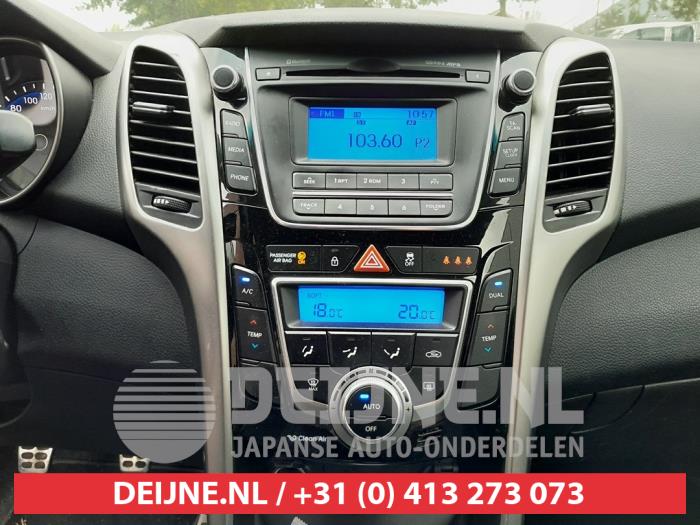 Panneau de commandes chauffage d'un Hyundai i30 (GDHB5) 1.6 CRDi Blue Drive 16V VGT 2013