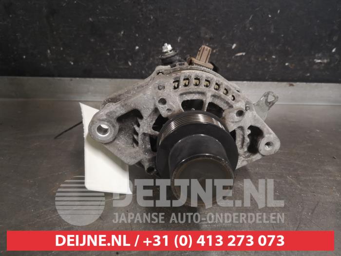 Begagnade Dynamo Toyota Yaris III (P13) 1.0 12V VVT-i Pris € 50,00 Marginaltabell erbjuds av V.Deijne Jap.Auto-onderdelen BV