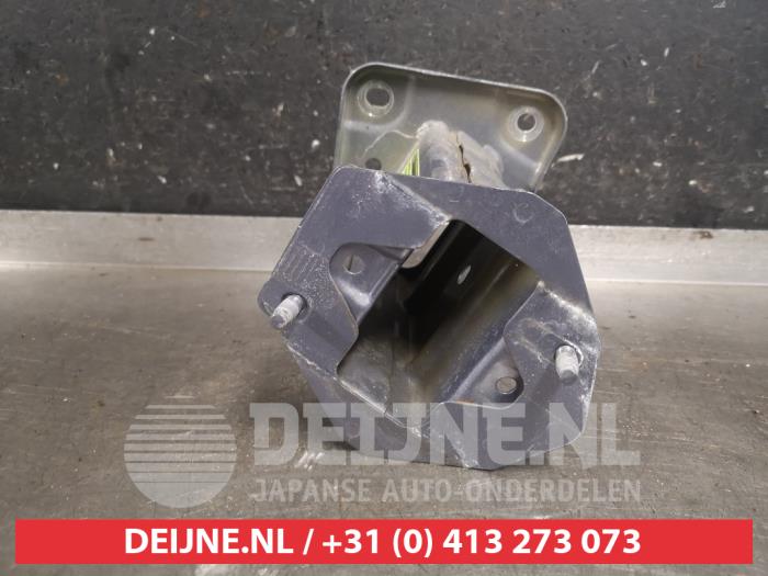Front bumper bracket, right from a Nissan Note (E11) 1.6 16V 2008