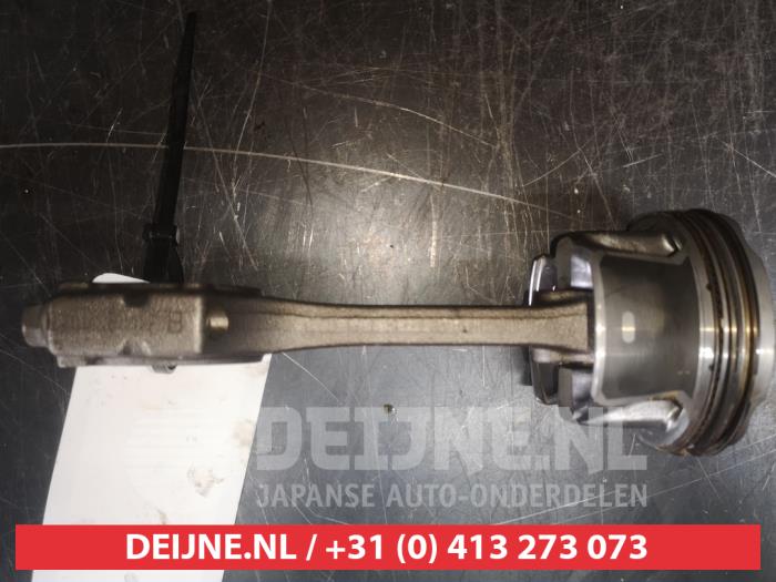 Piston d'un Nissan Qashqai (J11) 1.2 DIG-T 16V 2015