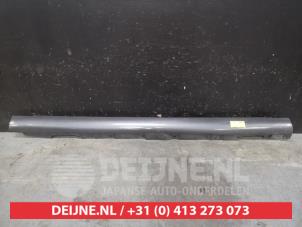 Begagnade Sidokjol, höger Toyota Avensis Wagon (T25/B1E) 2.2 D-4D 16V D-CAT Pris € 50,00 Marginaltabell erbjuds av V.Deijne Jap.Auto-onderdelen BV