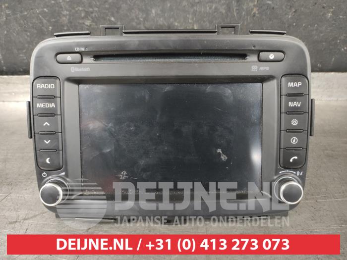 Używane Radio Kia Carens IV (RP) 1.6 GDI 16V Cena € 300,00 Procedura marży oferowane przez V.Deijne Jap.Auto-onderdelen BV