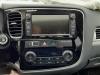 Radio van een Mitsubishi Outlander (GF/GG), 2012 2.0 16V PHEV 4x4, SUV, Elektrisch Benzin, 1.998cc, 147kW (200pk), 4x4, 4B11; S61Y61, 2017-09 / 2021-12, GGP2 2015