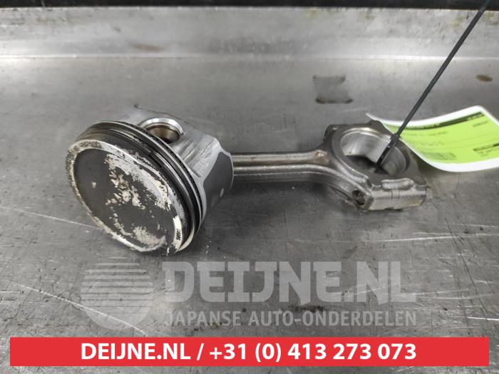 Usagé Piston Nissan Micra (K14) 1.0 IG-T 100 Prix € 50,00 Règlement à la marge proposé par V.Deijne Jap.Auto-onderdelen BV