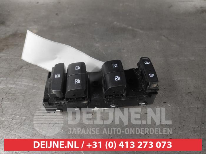 Usados Interruptor combinado de ventanillas Hyundai Tucson (NX) 1.6 CRDi 16V Hybrid 48V Precio € 75,00 Norma de margen ofrecido por V.Deijne Jap.Auto-onderdelen BV