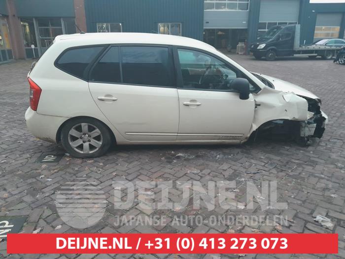 Usados Ventanilla triangular derecha detrás Kia Carens III (FG) 2.0i CVVT 16V Precio € 35,00 Norma de margen ofrecido por V.Deijne Jap.Auto-onderdelen BV