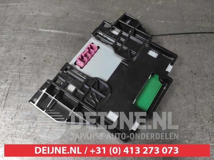 Używane Antena GPS Toyota Yaris Cross (PB1/PJ1) 1.5 12V Hybrid 115 Cena € 75,00 Procedura marży oferowane przez V.Deijne Jap.Auto-onderdelen BV