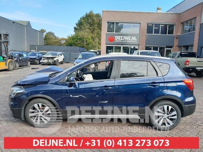 Usados Ventanilla triangular izquierda detrás Suzuki SX4 S-Cross (JY) 1.4 Booster Jet Turbo 16V AllGrip Precio € 35,00 Norma de margen ofrecido por V.Deijne Jap.Auto-onderdelen BV