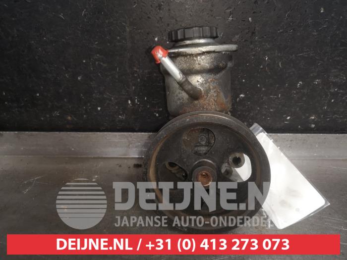 Usagé Pompe direction assistée Toyota Corolla Verso (R10/11) 2.2 D-4D 16V Prix € 35,00 Règlement à la marge proposé par V.Deijne Jap.Auto-onderdelen BV