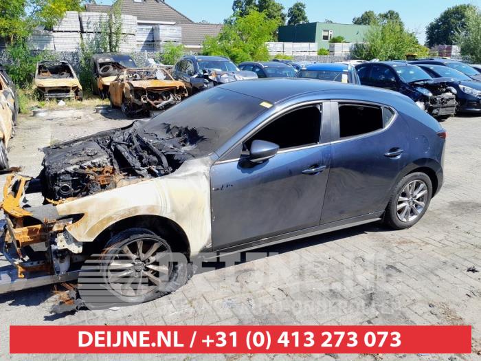 Usados Ventanilla triangular izquierda detrás Mazda 3 Sport (BP) 2.0 SkyActiv-X M Hybrid 16V Precio € 50,00 Norma de margen ofrecido por V.Deijne Jap.Auto-onderdelen BV