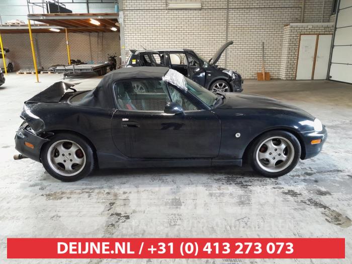 Usados Ventanilla de puerta de 2 puertas derecha Mazda MX-5 (NB18/35/8C) 1.6i 16V Precio € 35,00 Norma de margen ofrecido por V.Deijne Jap.Auto-onderdelen BV