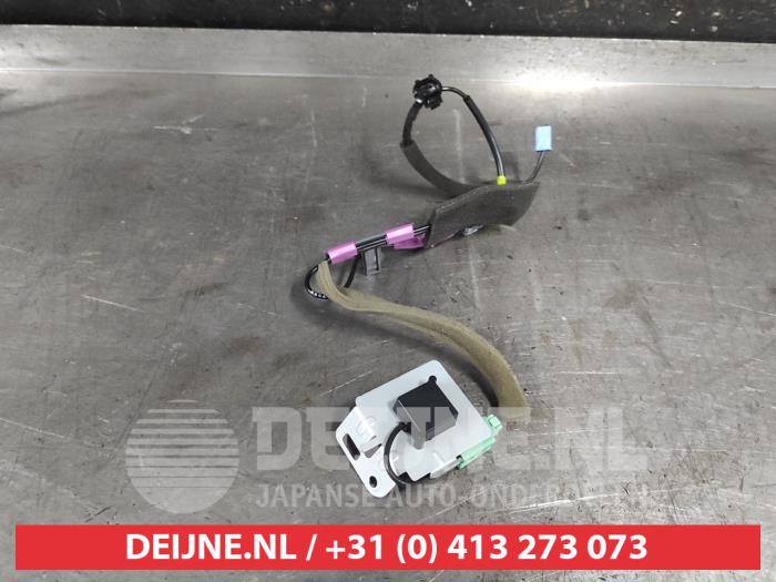 Używane Antena GPS Mazda 2 (DJ/DL) 1.5 SkyActiv-G 90 Cena na żądanie oferowane przez V.Deijne Jap.Auto-onderdelen BV