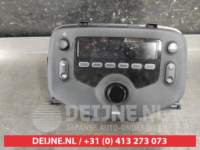 Używane Radio Toyota Aygo (B40) 1.0 12V VVT-i Cena € 35,00 Procedura marży oferowane przez V.Deijne Jap.Auto-onderdelen BV