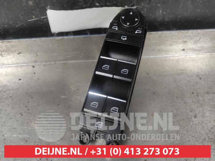 Usados Interruptor combinado de ventanillas Mazda 3 Sport (BP) 2.0 SkyActiv-X M Hybrid 16V Precio € 75,00 Norma de margen ofrecido por V.Deijne Jap.Auto-onderdelen BV