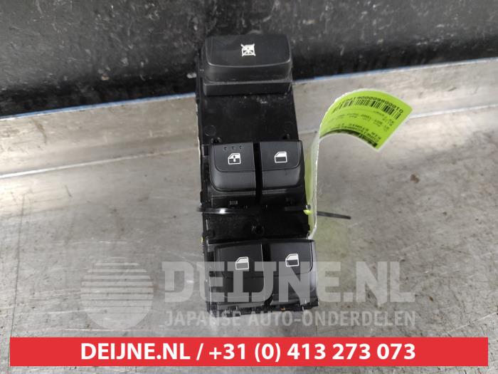 Usados Interruptor combinado de ventanillas Kia Stonic (YB) 1.0i T-GDi 12V Precio € 75,00 Norma de margen ofrecido por V.Deijne Jap.Auto-onderdelen BV