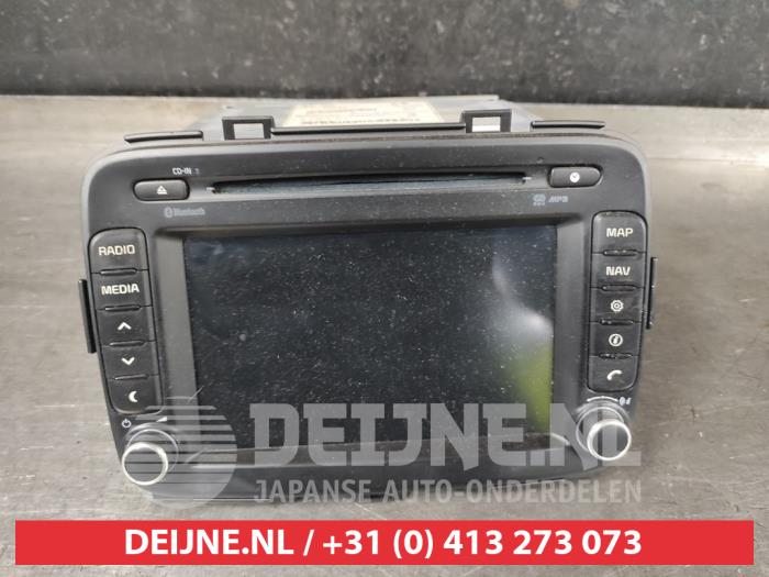 Używane Radio Kia Carens IV (RP) 1.7 CRDi 16V Cena € 300,00 Procedura marży oferowane przez V.Deijne Jap.Auto-onderdelen BV