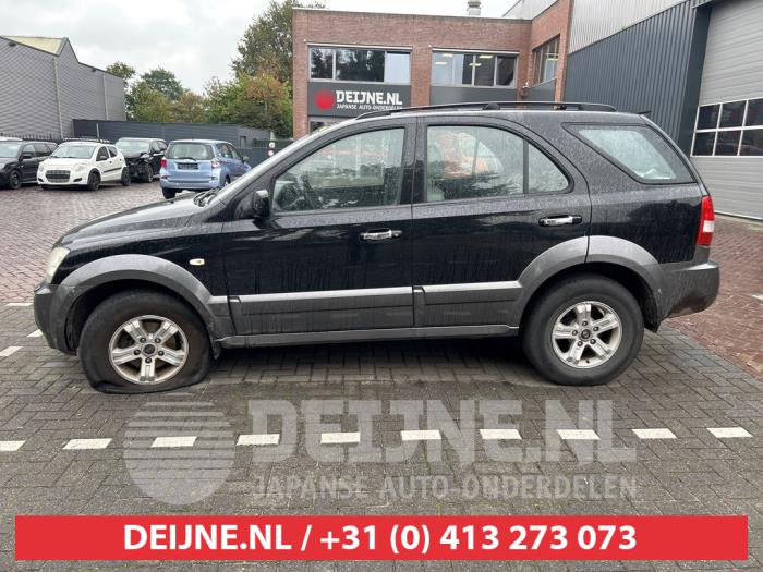 Usados Ventanilla triangular izquierda detrás Kia Sorento I (JC) 2.4 16V Precio € 25,00 Norma de margen ofrecido por V.Deijne Jap.Auto-onderdelen BV