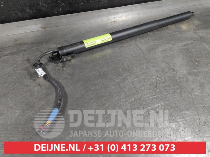 Rear gas strut, left from a Nissan Qashqai (J12) 1.5 VC-T e-Power 16V 2022