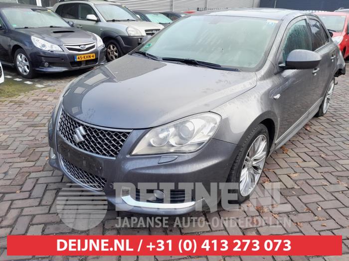 Używane Reflektor lewy Suzuki Kizashi (FRE/FRF) 2.4 16V Cena € 200,00 Procedura marży oferowane przez V.Deijne Jap.Auto-onderdelen BV