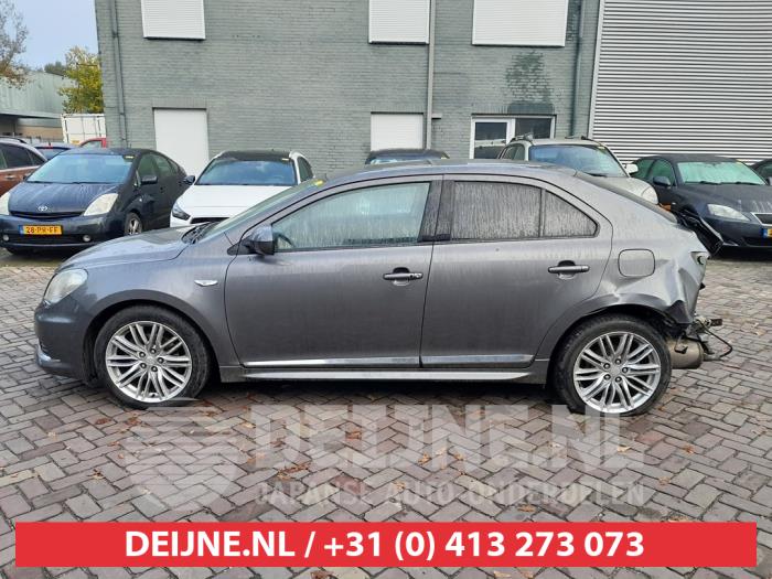 Usados Ventanilla triangular izquierda detrás Suzuki Kizashi (FRE/FRF) 2.4 16V Precio € 35,00 Norma de margen ofrecido por V.Deijne Jap.Auto-onderdelen BV