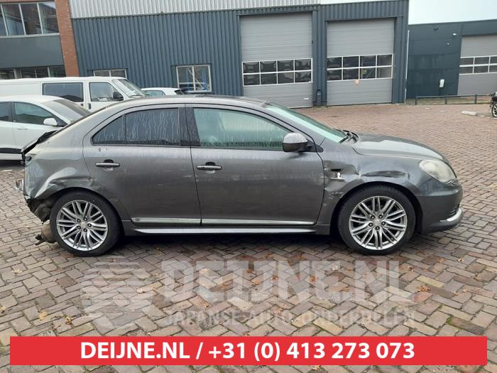 Usados Ventanilla triangular derecha detrás Suzuki Kizashi (FRE/FRF) 2.4 16V Precio € 35,00 Norma de margen ofrecido por V.Deijne Jap.Auto-onderdelen BV