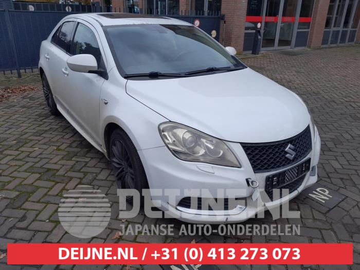 Używane Reflektor lewy Suzuki Kizashi (FRE/FRF) 2.4 16V 4x4 Cena € 200,00 Procedura marży oferowane przez V.Deijne Jap.Auto-onderdelen BV