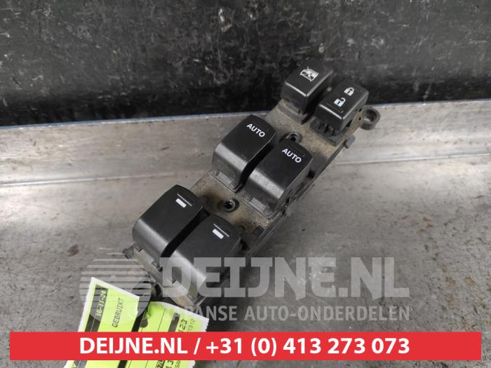 Usados Interruptor combinado de ventanillas Suzuki Kizashi (FRE/FRF) 2.4 16V 4x4 Precio € 75,00 Norma de margen ofrecido por V.Deijne Jap.Auto-onderdelen BV